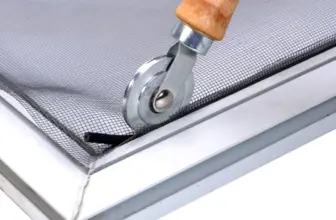 *גלגלת מקצועית להתקנת רשתות נגד יתושים – עם ידית עץ וגלגלי פלדה* 🪟🔧