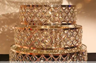 *מעמד עוגה מפואר ממתכת בציפוי זהב – מראה מלכותי לאירוח מושלם! ✨*