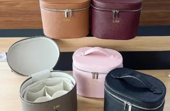 *תיק איפור מעור PU מפואר – עם תאי אחסון פנימיים וחריטת שם אישית* 💼✨