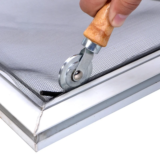 *גלגלת מקצועית להתקנת רשתות וחלונות – ידית עץ ומסילת פלדה* 🔧